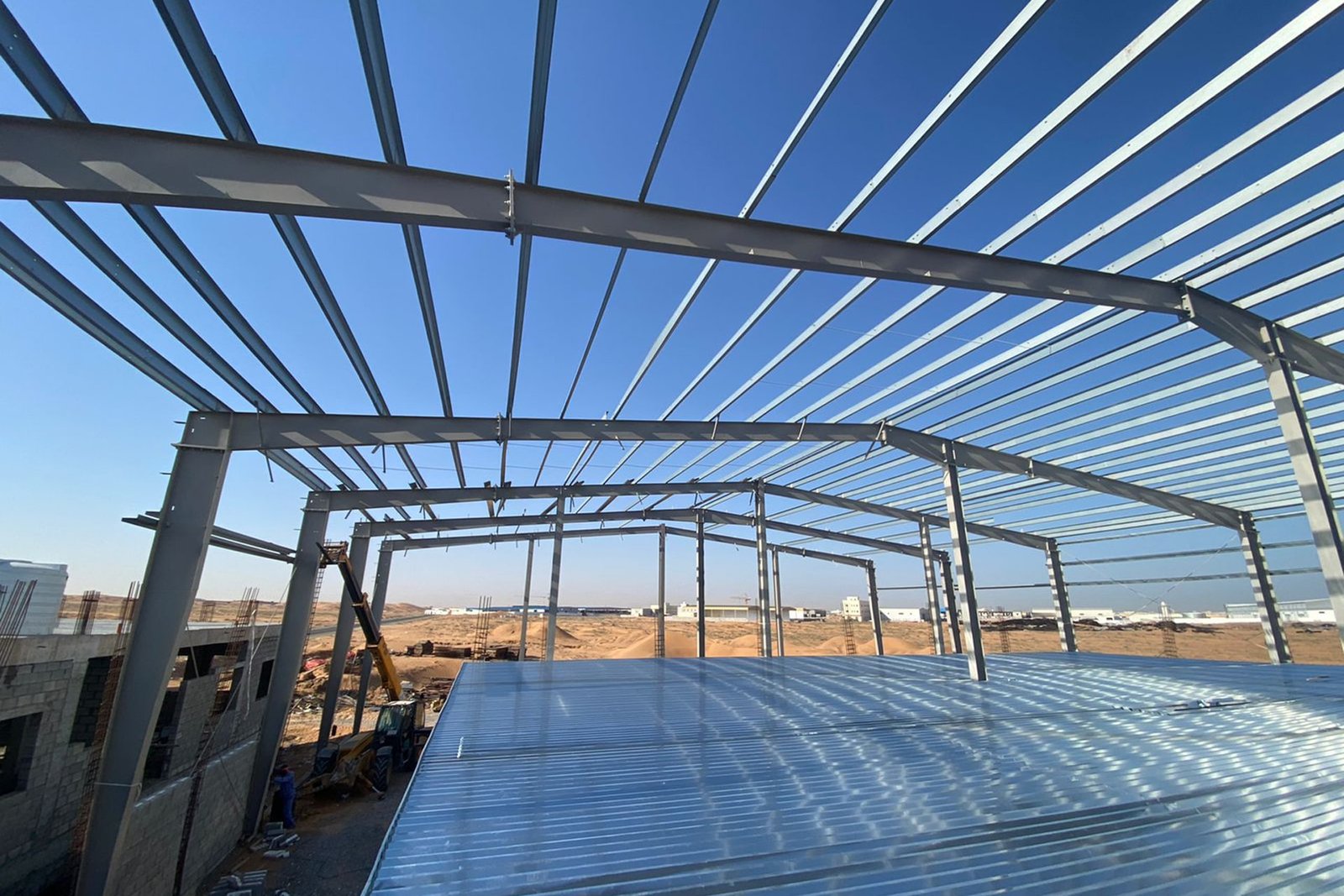 Reference steel building frame showing primary columns, rafters and secondary roof members
